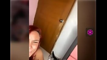 play Cewek bercinta dengan pisang dan menyemprotkan keras ke tubuhnya