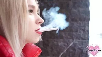 Riproduci Arteya prostituta fa un pompino con un grosso cazzo e una figa dura per pagare l'affitto