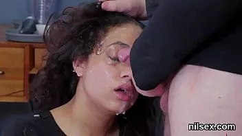 play Une adolescente inhabituelle est amenée à l'asile de l'anus pour une thérapie maladroite