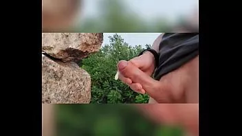 Jouer Jeune étalon branlant sa bite sur la plage en essayant d'attirer l'attention de quelqu'un et en croisière aussi