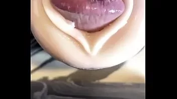 Afspelen Mijn vrouw laten zien hoe ik van plan ben haar poesje nat te maken met mijn voorvocht, maar ik schiet per ongeluk mijn lading fleshlightman1000