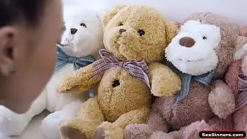 Riproduci La tata adolescente asiatica di 19 anni è scopata dal capo