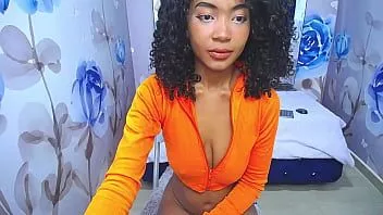 Reproducir Rose garcia de strip chat muestra su coño de cerca @ 48:05 y tetas justo antes