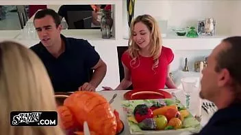 play Adik tiri yang terangsang brengsek dari kakaknya di makan malam keluarga