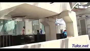 Putar Menggoda tenggorokan dan wahana imut berambut merah timur