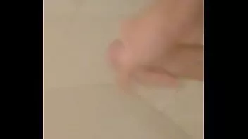 Reproducir Tío blanco masturbándose en tu baño