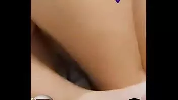 Putar Panty berkedip di bawah celana pendek di sofa