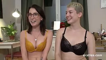 Putar Teman lesbian bermain dengan butt plugs