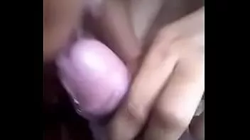 再生 かわいい女の子が友達のペニスをしゃぶってしゃぶる