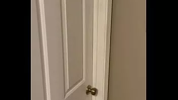 play Ho incontrato la mia sorellastra mentre si masturbava e mi ha lasciato guardare!