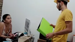 चलाएँ लैटिना बॉस को बोनस के बदले हार्डकोर चुदाई और क्रीमपाइ मिलती है