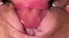 Reproducir Compañera de cuarto adolescente morena recibe una cogida cremosa en primer plano y lamida de coño