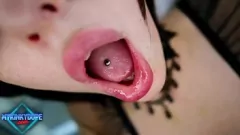 Abspielen Erwischt die 18-jährige Nachbarin bei einem sabbernden POV-Blowjob