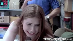 Jouer Petite ado rousse recherchée et baisée par un garde à grosse bite