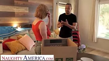 play Naughty America - Donny liebt große Titten und der Freund seiner Freundin, Gracie Gates, hat ein schönes großes Paar, das er nicht aus den Augen lassen kann