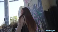 Jouer La brune britannique Lara Lee est payée pour baiser une grosse bite tchèque en public