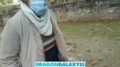 Abspielen Outdoor POV Blowjob im Park: Amateur Brünette gibt riskantes öffentliches BJ