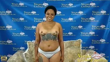 play ¡Hottie de ébano de 20 años! se lo mete por el culo hasta el fondo - durante el casting en las vegas - se traga una polla blanca y gruesa por la garganta