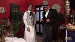 play Brunetka MILF z doskonałym dupkiem w pończochach staje się dziki w grupie seksu w restauracji