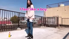 Jouer Adventure de masturbation en plein air: faire pipi tout en se levant et au vibrateur amusant avec une fille japonaise désespérée