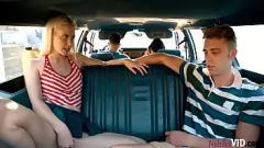 Jouer Les vacances en famille sauvage de Chloé Cherry: pipe, levrette et éjaculation