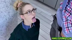 Jouer Le beau-père strict Johnny Castle donne une leçon à sa belle-fille coquine Lily Larimar avec des doigtés brutaux et une gorge profonde