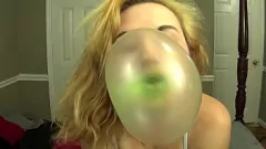Odtwórz Blond suka Fifi Foxx dmucha gumą balonową Hubba Bubba w seksownym porno